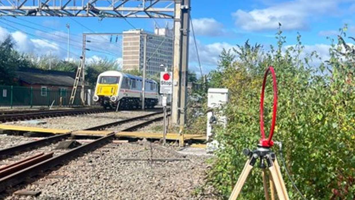 Loop Antenna for Railway Radiated Emission's Testing